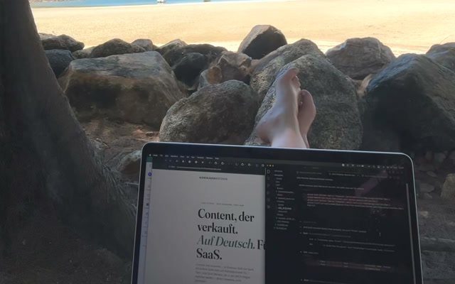 Laptop am Strand mit dem Kamikarahcreates-Portfolio auf dem Bildschirm